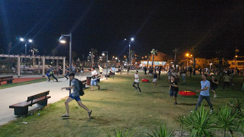 Ortalık bir anda karıştı, 1 kişi bıçaklandı, 4 şüpheliyi linçten polis kurtardı! - Resim: 1