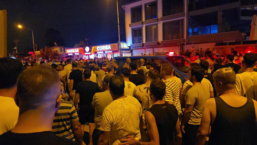 Ortalık bir anda karıştı, 1 kişi bıçaklandı, 4 şüpheliyi linçten polis kurtardı! - Resim: 2