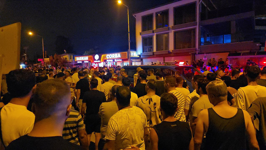 Ortalık bir anda karıştı, 1 kişi bıçaklandı, 4 şüpheliyi linçten polis kurtardı! - Resim: 3