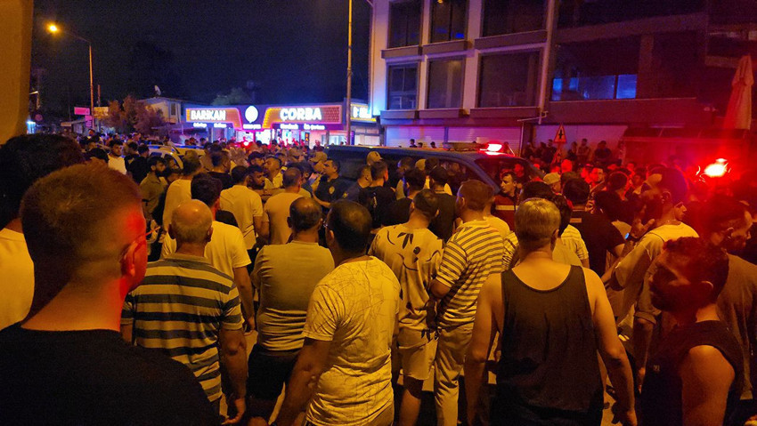 Ortalık bir anda karıştı, 1 kişi bıçaklandı, 4 şüpheliyi linçten polis kurtardı! - Resim: 4