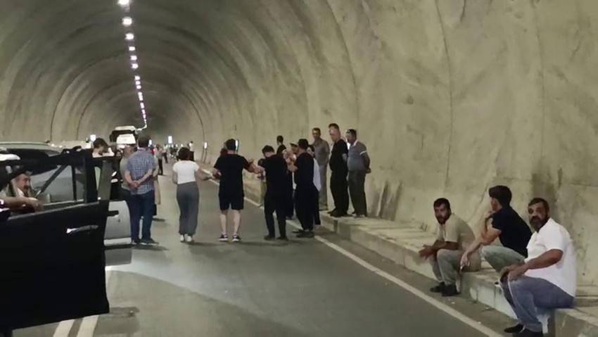 Türkiye'nin uluslararası otoyolu saatlerce kapandı, vatandaş isyan etti - Resim: 1