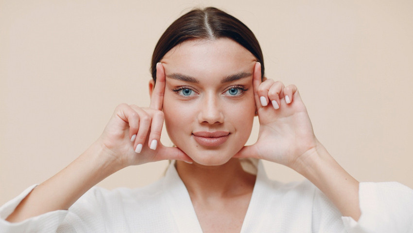 Doku Clinic’te Ameliyatsız Yüz Germe: Zamanı Geri Almanın Doğal Yolu