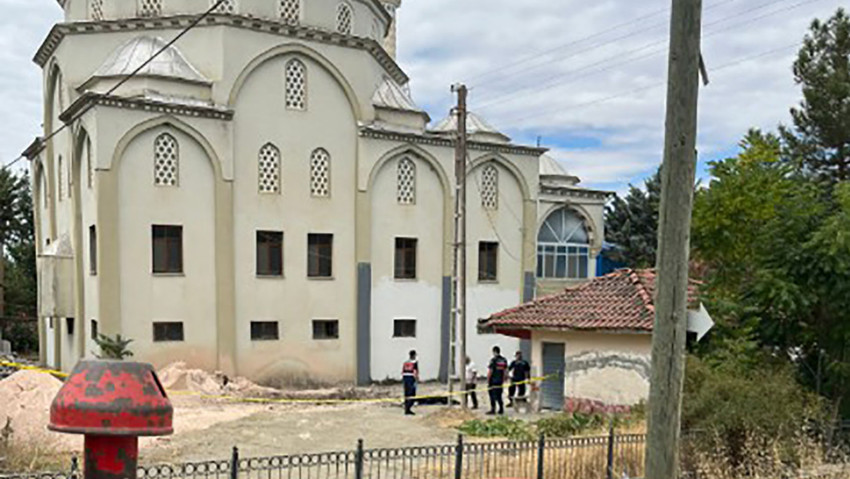 Caminin kubbesinden düşerek öldü