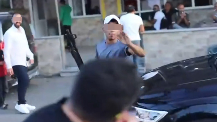 Elinde silah havaya ateş açanları çeken sokak röportajcısı gözaltına alındı