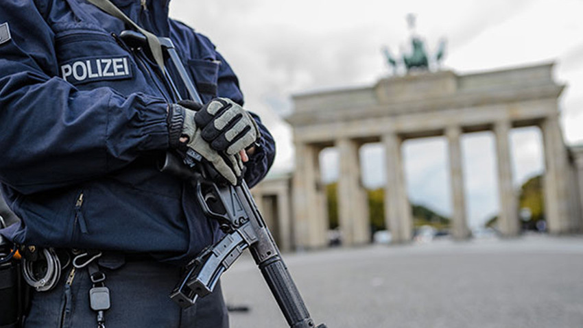 Berlin'de araç kalabalığın arasına daldı: Yaralılar var