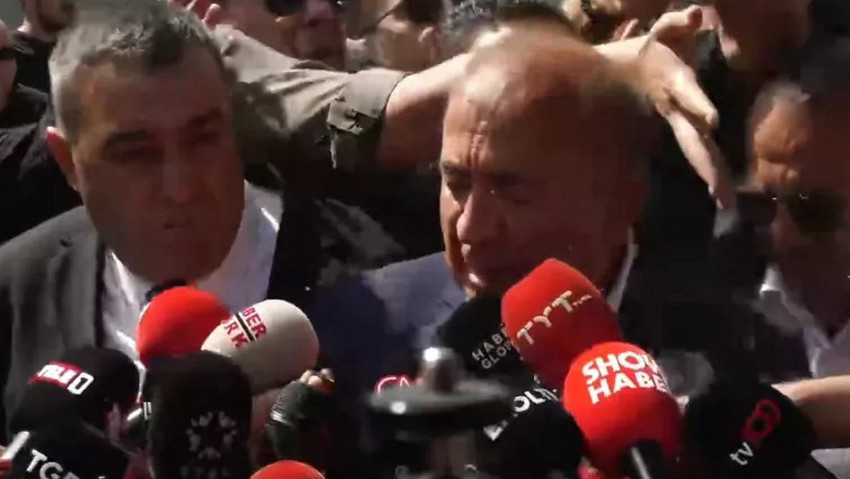 CHP İl Başkanlığı'na gelen Gürsel Tekin'e su şişesi atıldı