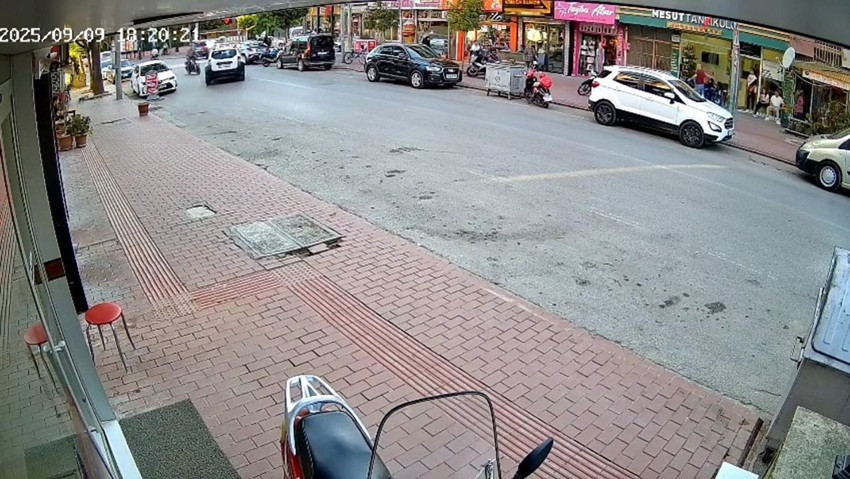 Cipe çarpan motosikletli metrelerce havaya savruldu: Korkunç. kaza kamerada - Resim: 1