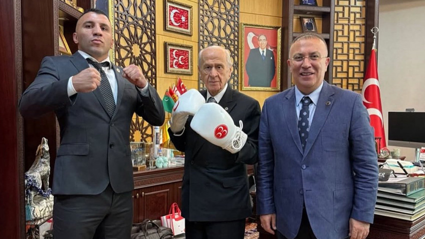 Photoshop değil gerçek! Devlet Bahçeli'den boksör pozu