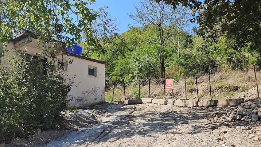 Komşusu, evine giden yolu tel örgü ve beton bloklarla kapattı - Resim: 1