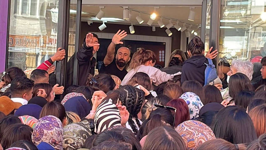 İndirimi duyan kapıya dayandı, bir şehir karıştı, polis de ne yapacağını şaşırdı - Resim: 1