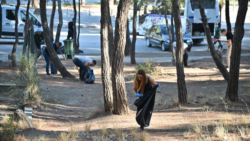 Manisa'da Gönüllüler Çevre Temizliğine Dikkat Çekti