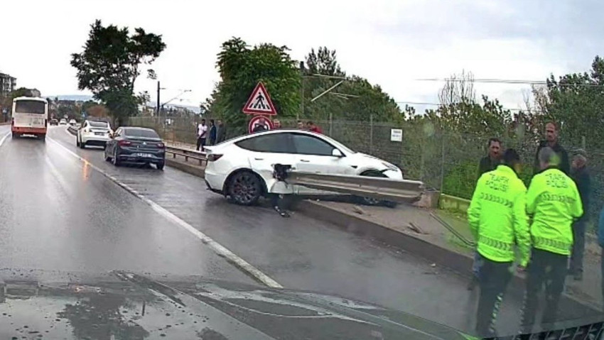 Kontrolden çıkan Tesla bariyere saplandı - Resim: 1