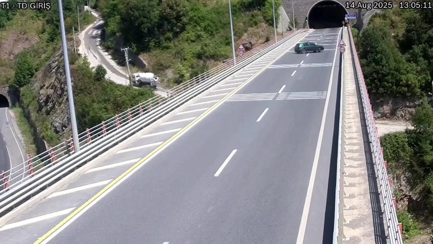 Tünel çıkışında akılalmaz kaza: Halk otobüsü geri geri manevra yapınca... - Resim: 3