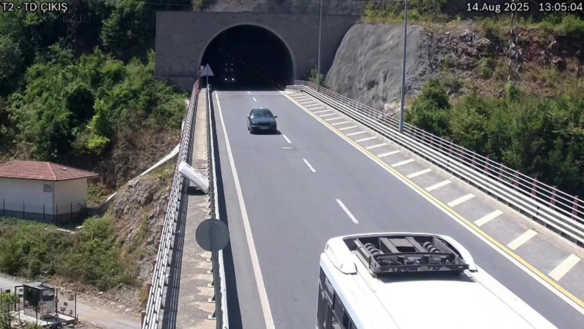 Tünel çıkışında akılalmaz kaza: Halk otobüsü geri geri manevra yapınca... - Resim: 4
