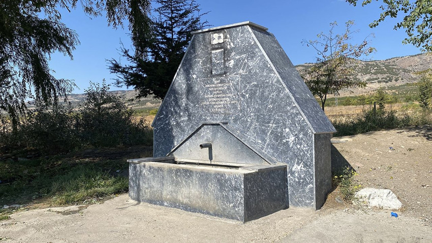 Şehidin hayrına yapılmıştı; 3'üncü defa saldırıya uğradı: Fotoğrafını ve Türk bayrağını söktüler - Resim: 1