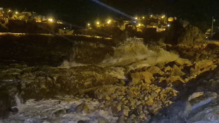Karadeniz'in 8 metreyi aşan devleri kamerada: Sabah kadar sahili dövdüler - Resim: 2