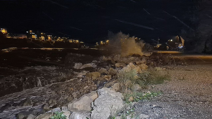 Karadeniz'in 8 metreyi aşan devleri kamerada: Sabah kadar sahili dövdüler - Resim: 3