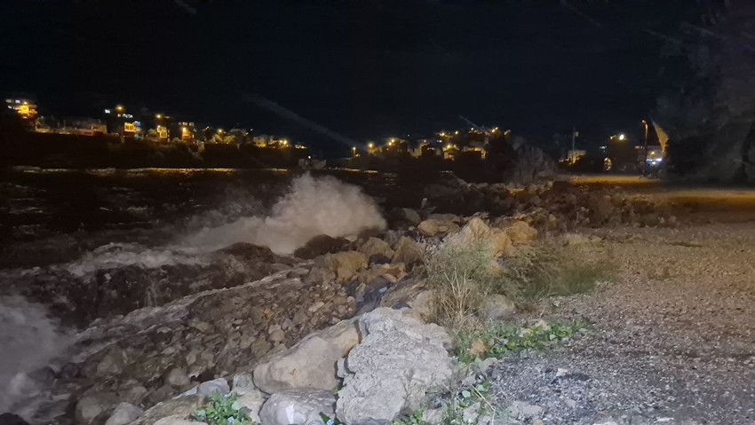 Karadeniz'in 8 metreyi aşan devleri kamerada: Sabah kadar sahili dövdüler - Resim: 4