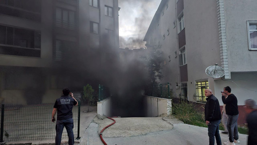 Apartmanın otoparkındaki araç alev aldı, patlamalar yaşanırken çok sayıda kişi mahsur kaldı - Resim: 1