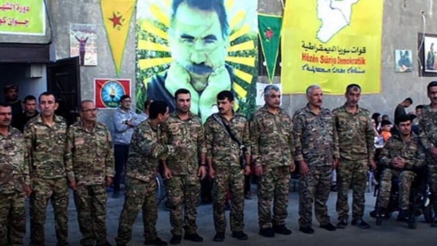 Silah bırakma şovu yapan teröristler bebek katilinin posteri altında yemin etti