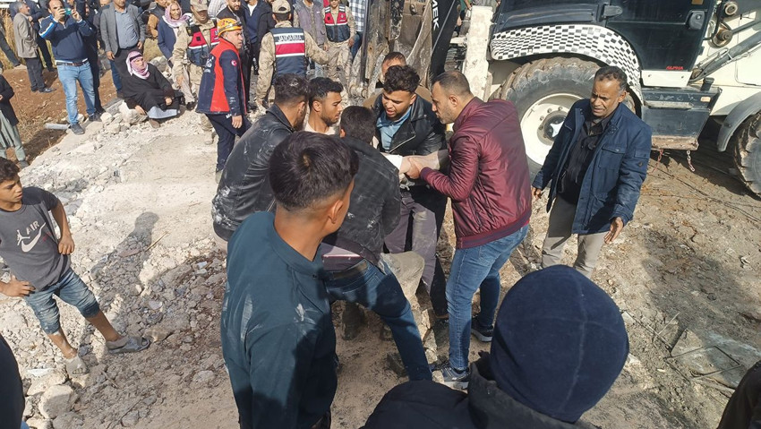 İki katlı inşaatta göçük: 5 işçi enkaz altında kaldı, 2 çocuk işçi yaşamını yitirdi - Resim: 3