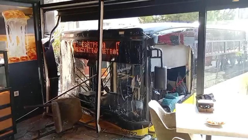 İstanbul'da İETT otobüsü kazası: Börekçiye girdi! - Resim: 4