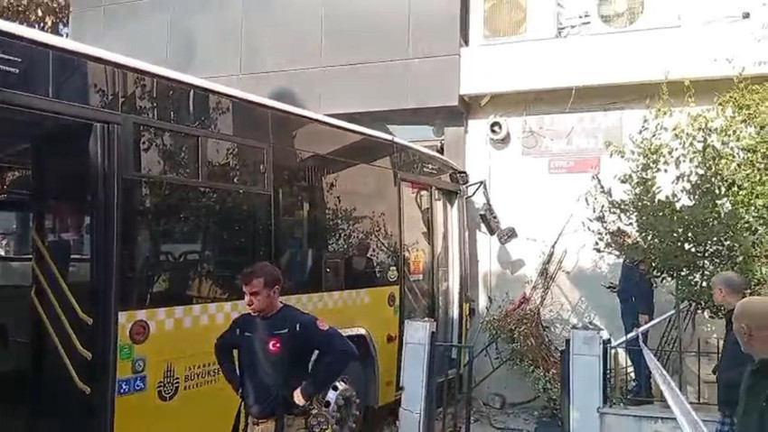 İstanbul'da İETT otobüsü kazası: Börekçiye girdi! - Resim: 2