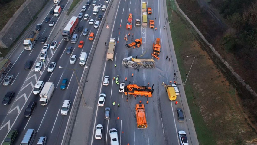 İstanbul'un kalbinde mıcır yüklü kamyon devrildi, yol kapandı! - Resim: 3