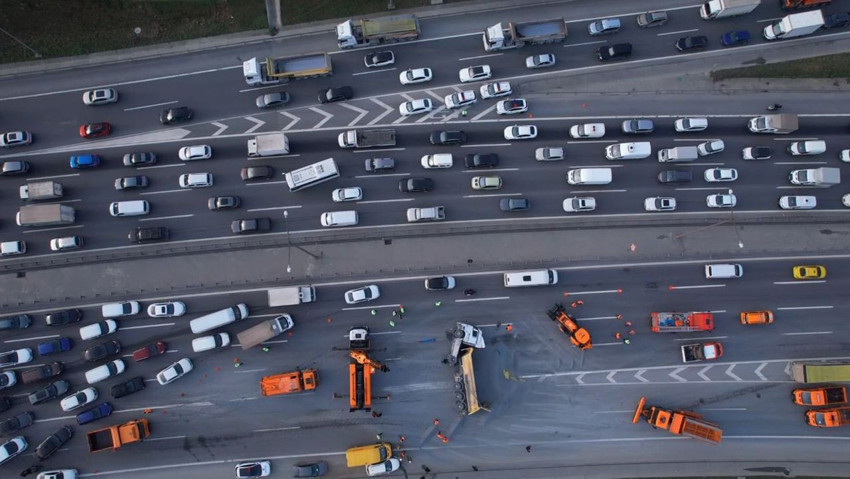İstanbul'un kalbinde mıcır yüklü kamyon devrildi, yol kapandı! - Resim: 4