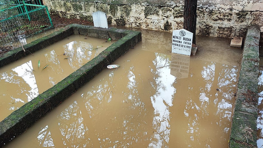 Yağmur bir kez daha aynı mezarlığı göle çevirdi; vatandaş isyan etti! - Resim: 3
