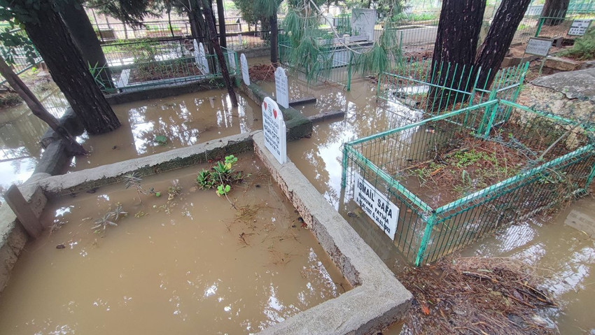 Yağmur bir kez daha aynı mezarlığı göle çevirdi; vatandaş isyan etti! - Resim: 4