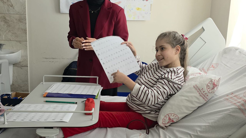 Rizeli minik Melek, diyaliz yatağını okul sırasına çevirdi! - Resim: 1