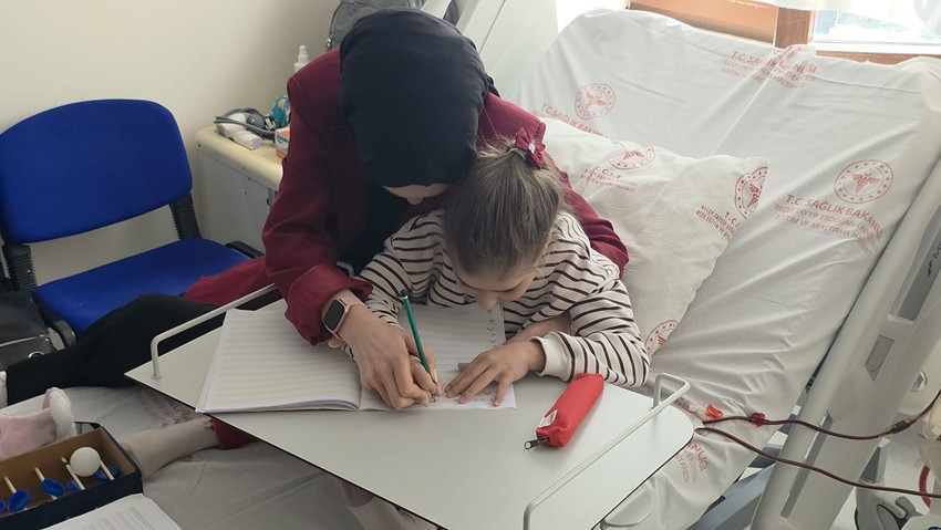 Rizeli minik Melek, diyaliz yatağını okul sırasına çevirdi! - Resim: 3