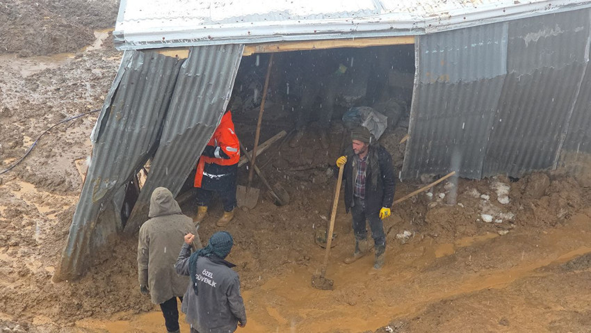 24 saat içinde peşpeşe ikinci heyelan... Yamaçtan kopan çamur ve toprak yığını bir eve doldu! - Resim: 2