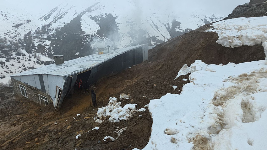 24 saat içinde peşpeşe ikinci heyelan... Yamaçtan kopan çamur ve toprak yığını bir eve doldu! - Resim: 3