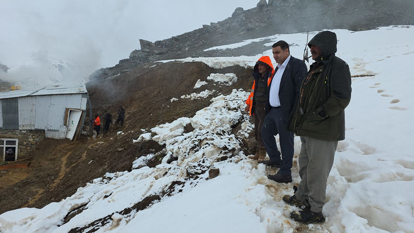 24 saat içinde peşpeşe ikinci heyelan... Yamaçtan kopan çamur ve toprak yığını bir eve doldu! - Resim: 4