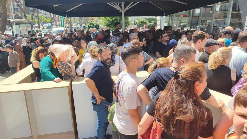 ''Ne alırsan 100 TL'' kampanyası izdiham yarattı: Birbirlerini ezdiler! - Resim: 2