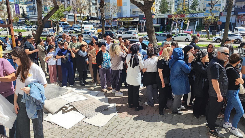 ''Ne alırsan 100 TL'' kampanyası izdiham yarattı: Birbirlerini ezdiler! - Resim: 3