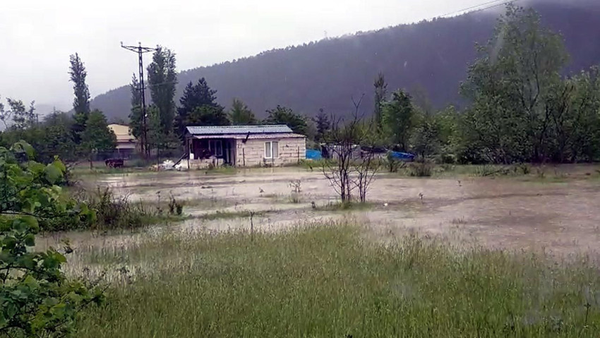 Baraj kapakları açıldı; ırmak taştı! Evler sular altında - Resim: 2