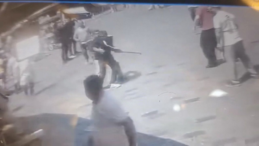 Taksim'de gündüz vakti dehşet: Dönerciden kovulunca şantiyeden kazma alıp esnafa saldırdılar - Resim: 3