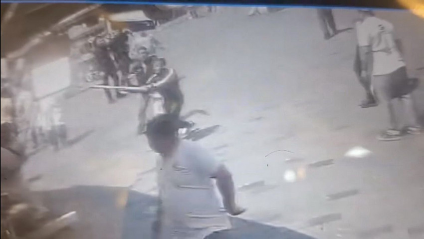 Taksim'de gündüz vakti dehşet: Dönerciden kovulunca şantiyeden kazma alıp esnafa saldırdılar - Resim: 2