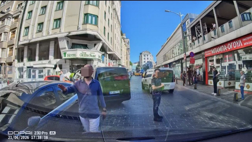 Beyoğlu'nda yol verme kavgası: Sürücüye ''boksörüm çeneni kırarım'' tehdidi kamerada - Resim: 3