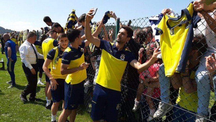 Fenerbahçeli futbolcular taraftarla bir araya geldi