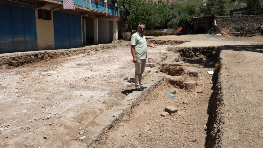 Evinin avlusunda hazine çıktı