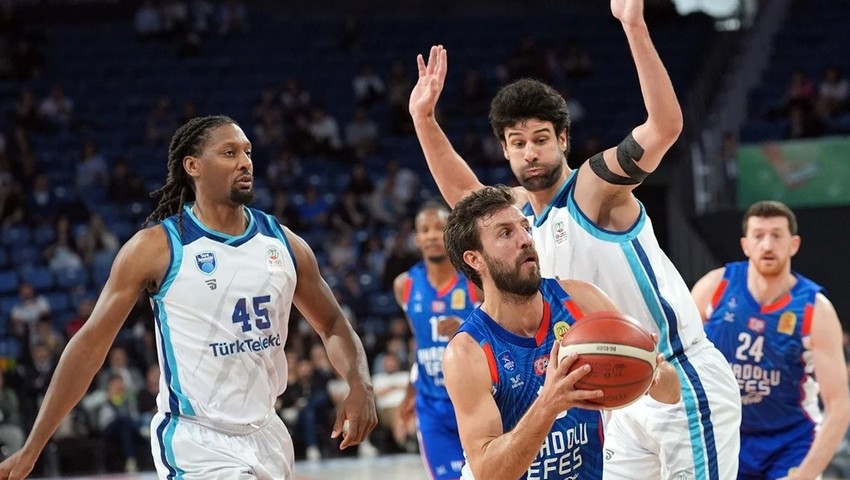 Anadolu Efes, Türk Telekom'a fark attı