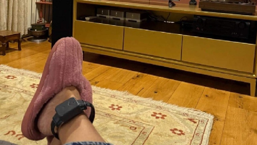 Özlem Gürses'ten elektronik kelepçeli ev hapsi fotoğrafı