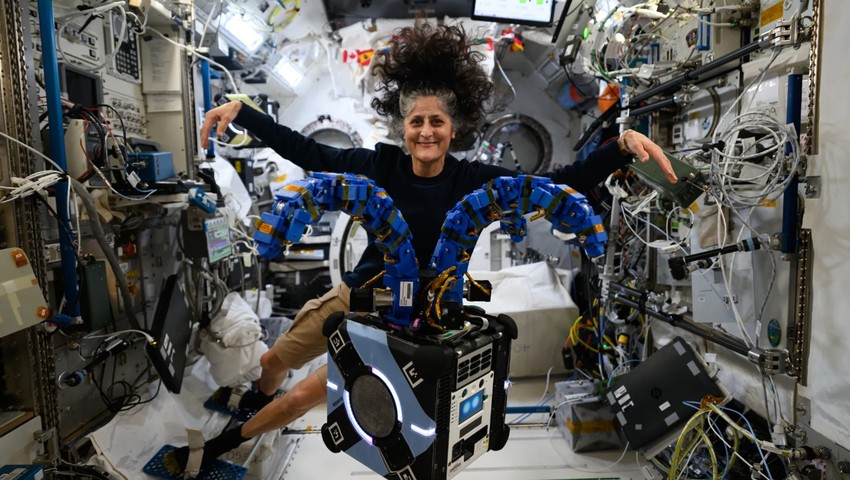 Uzayda mahsur kalan astronot tarihe geçti