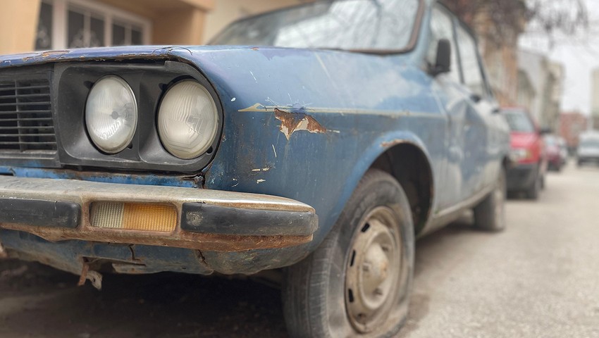 Mahalledeki gizemli otomobil hem merak hem de endişe yarattı