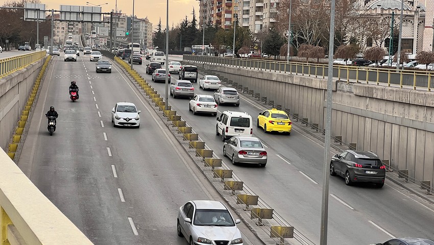 Şimdi de trafikte orta şeritten gidene trafik cezası yazılacak yalanı