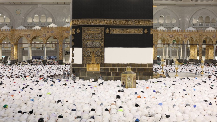 Mekke'de milyonlar bayram namazı için Kabe'ya akın etti